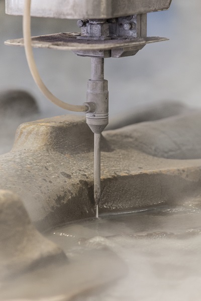 Machine découpe jet d'eau fortement sollicitée