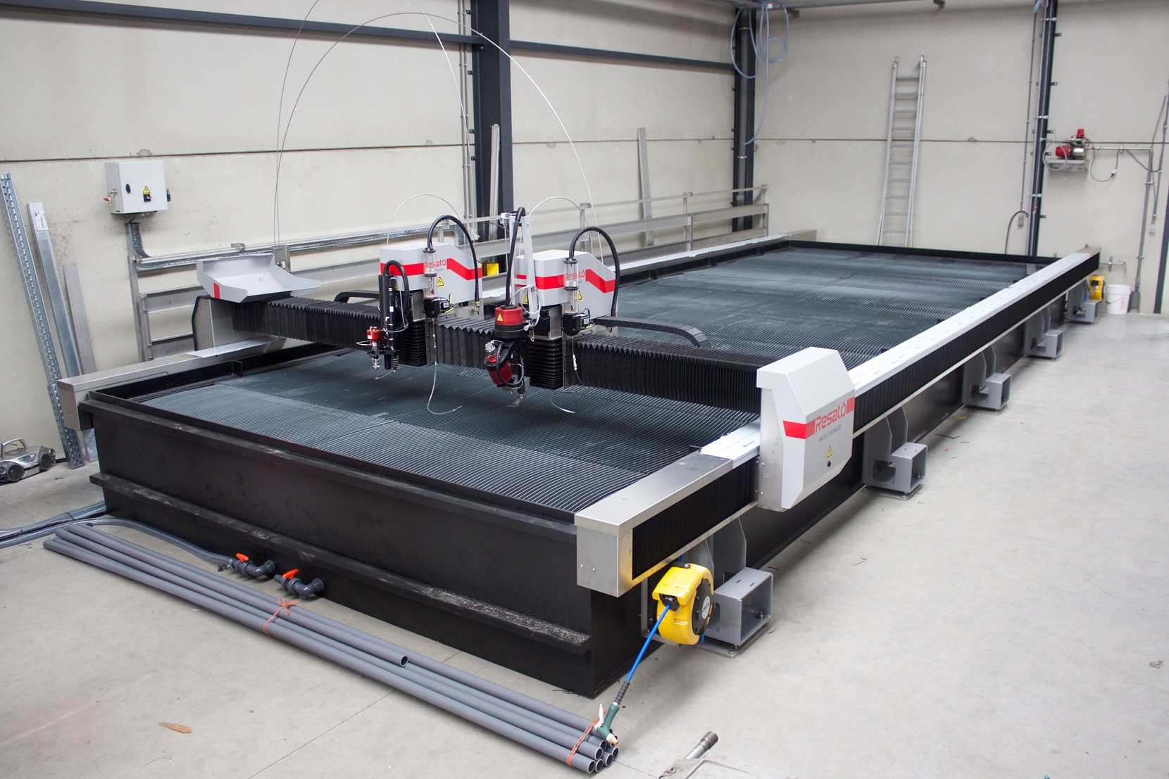 Machine de découpe jet d'eau Resato