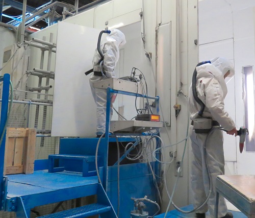 Cabine de peinture avec peintre - pièces en tôle