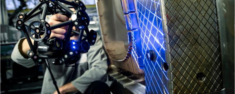 Les 15 croix laser bleues du scanner 3D permettent une plus grande zone de numérisation allant jusqu'à 1 800 000 mesures/s