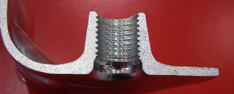 Photo en coupe d'un collet taraudé sous presse