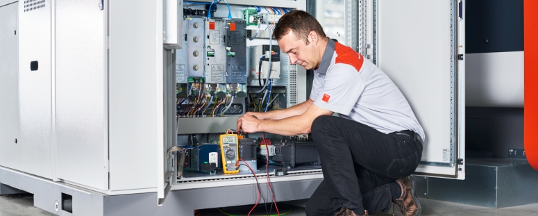 Technicien réparant une machine laser