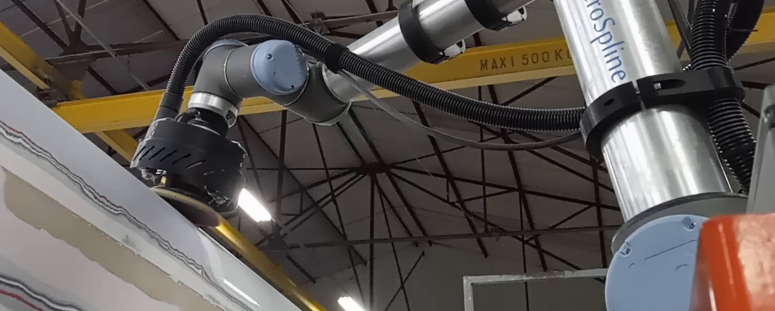 Cobot AeroSpline de ponçage en hauteur