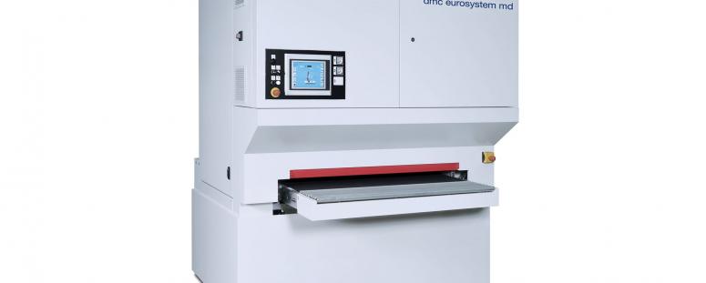 Modèle Eurosystem – jusqu’à 4 module de travail (bande et/ou brosses) – largeur 1350 mm – vitesse d’avance jusqu’à 10 m /min