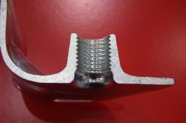 Photo en coupe d'un collet taraudé sous presse