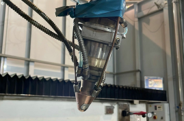 Gros plan sur un laser pour le travail des métaux