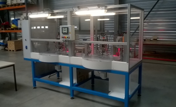 Machine de crimpage montée et en fonction