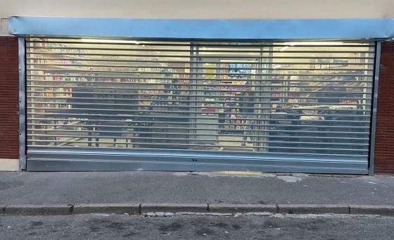 Rideau métallique à lames micro-perforées